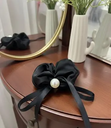 [CPS001] Classic Pearl scrunchie